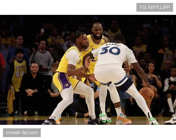 詹姆斯赛后与布朗尼在场边拥抱，谈及父子同台可能性”